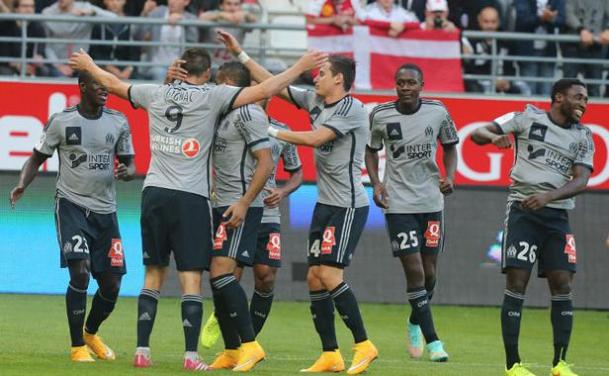 andre-pierre-gignac-felicite-coequipiers-pelouse-reims-23-septembre-2014-1687977-616x380