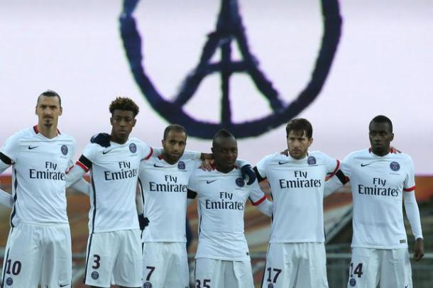 Paris Saint Germain's players observe a minute of silence in memory of the victims of the Paris attacks, at the Lorient Stadium at the start of the French League One soccer match between Lorient and Paris Saint Germain, Saturday, Nov. 21, 2015, in Lorient, western France. (ANSA/AP Photo/David Vincent)